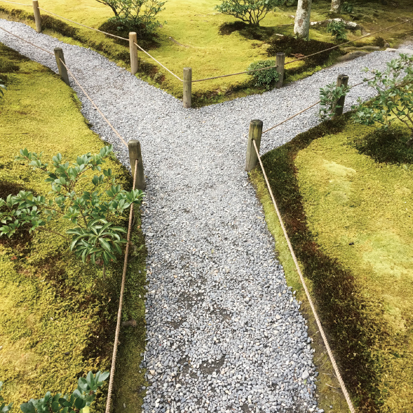 Gravel path - 砂利道