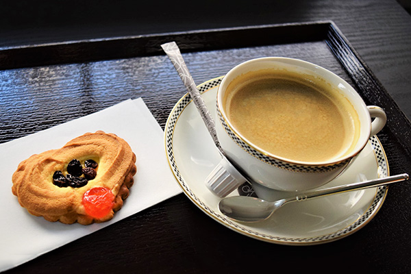 無鄰菴 庭園カフェ:セット例)コーヒーとロシアンケーキ