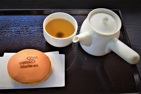無鄰菴 庭園カフェカフェ:セット例)ほうじ茶とどら焼き