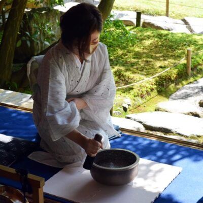 夏の特別早朝開場　おりんが響くせせらぎの日本庭園～煎茶とともに～